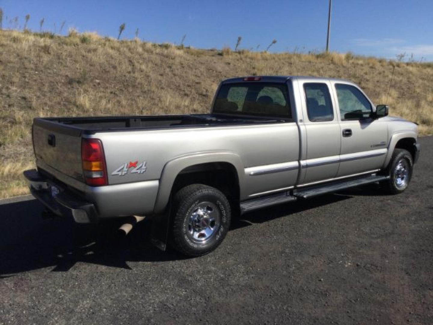 2001 Pewter Metallic /Neutral GMC Sierra 2500HD SLE (1GTHK29161E) with an Duramax 6.6L V-8 xxxxxx engine, 5-Speed Automatic transmission, located at 1801 Main Street, Lewiston, 83501, (208) 743-9371, 46.417065, -117.004799- Photo#18