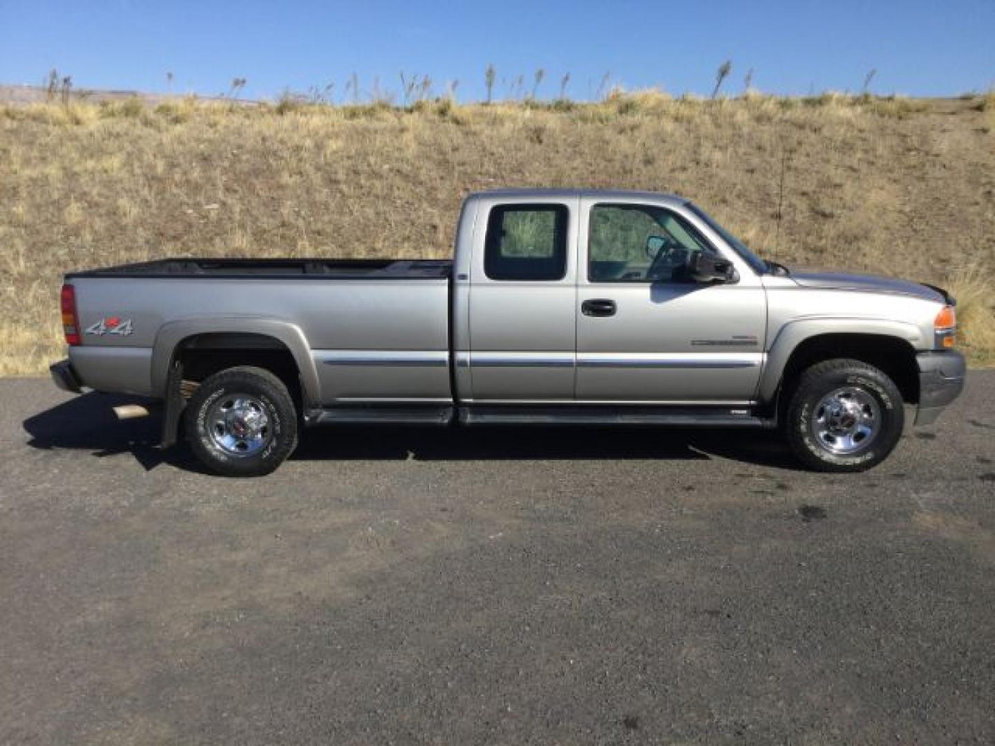 2001 Pewter Metallic /Neutral GMC Sierra 2500HD SLE (1GTHK29161E) with an Duramax 6.6L V-8 xxxxxx engine, 5-Speed Automatic transmission, located at 1801 Main Street, Lewiston, 83501, (208) 743-9371, 46.417065, -117.004799- Photo#19