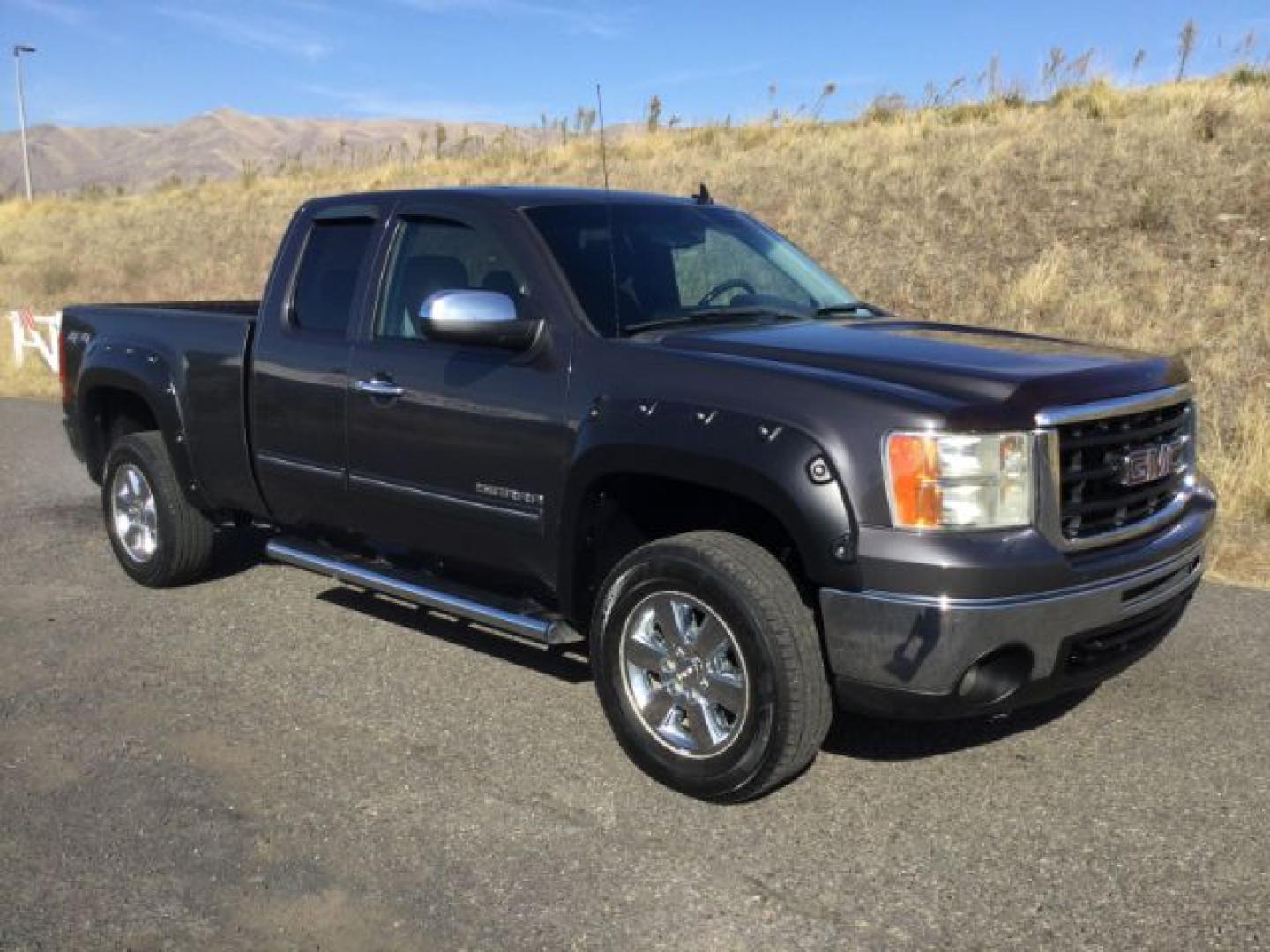 2010 Stealth Gray Metallic /Ebony GMC Sierra 1500 SLE (1GTSKVE32AZ) with an Vortec 5.3L V-8 variable valve control engine, Automatic transmission, located at 1801 Main Street, Lewiston, 83501, (208) 743-9371, 46.417065, -117.004799- Photo#1
