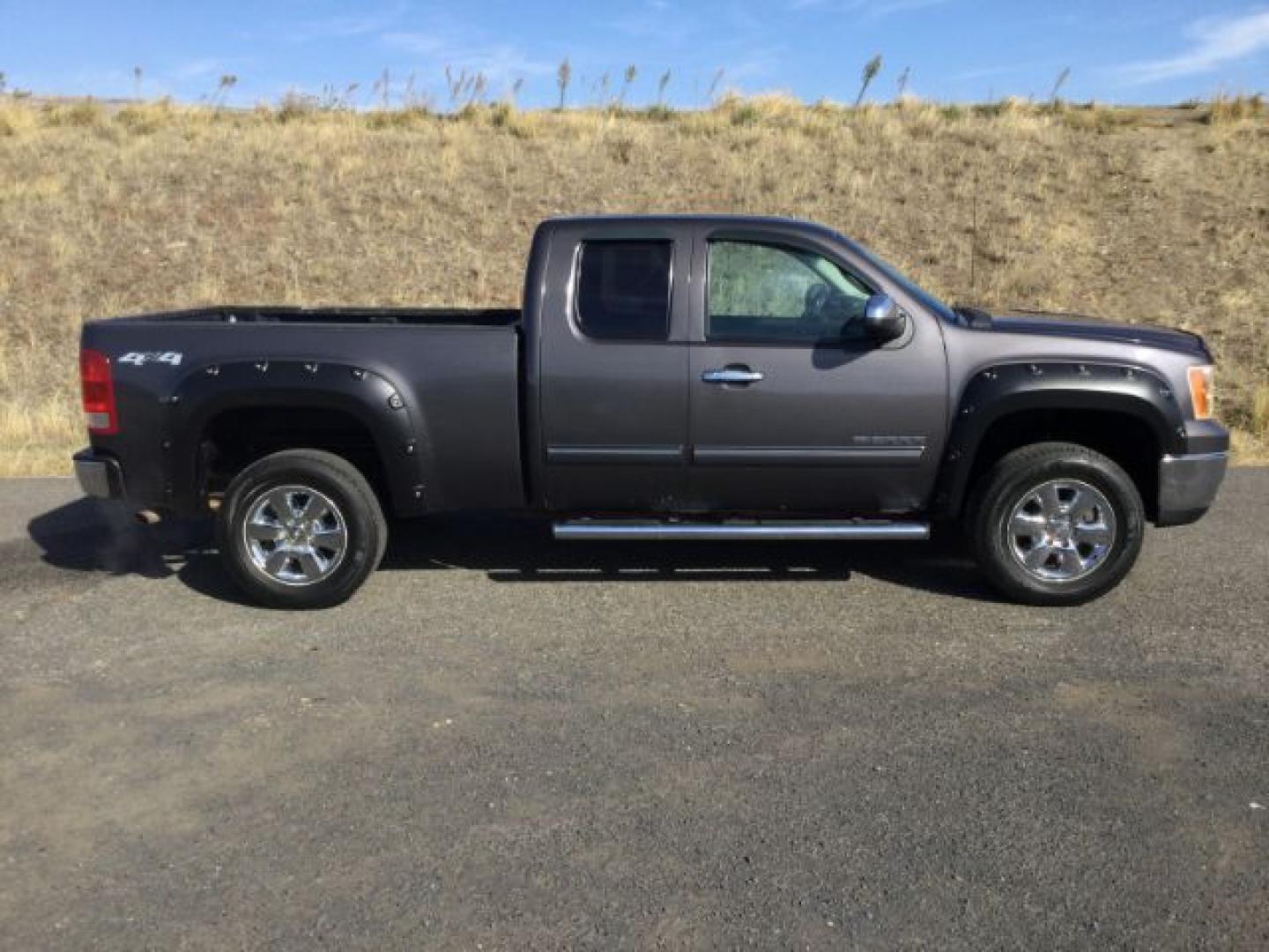 2010 Stealth Gray Metallic /Ebony GMC Sierra 1500 SLE (1GTSKVE32AZ) with an Vortec 5.3L V-8 variable valve control engine, Automatic transmission, located at 1801 Main Street, Lewiston, 83501, (208) 743-9371, 46.417065, -117.004799- Photo#2