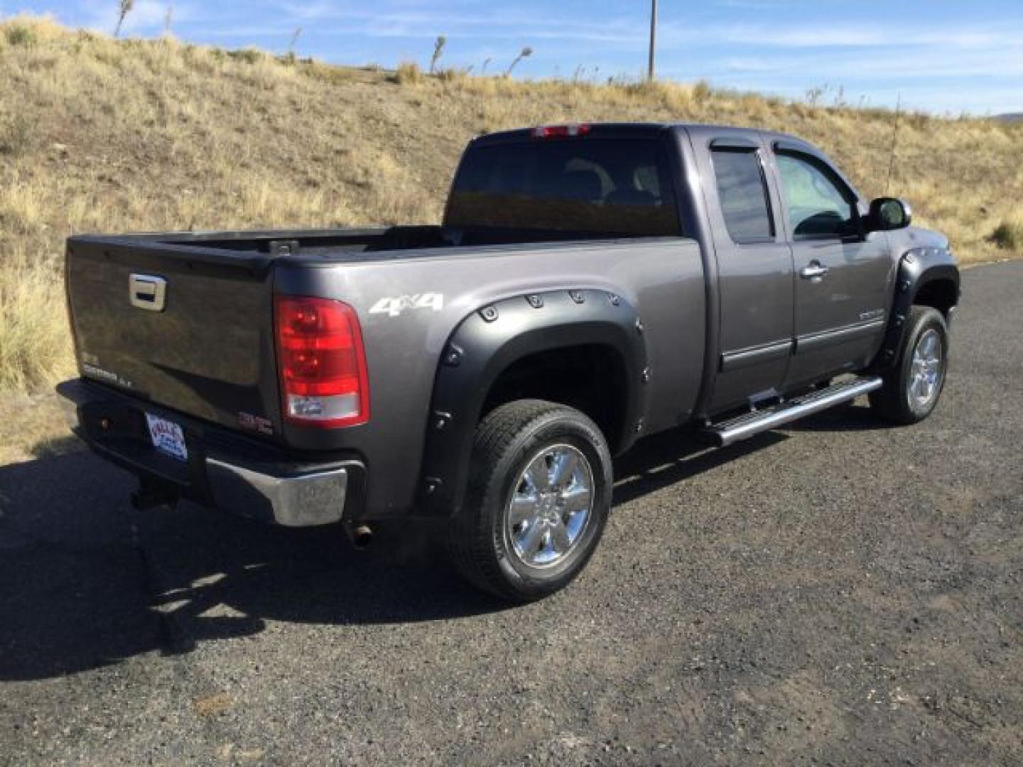 2010 Stealth Gray Metallic /Ebony GMC Sierra 1500 SLE (1GTSKVE32AZ) with an Vortec 5.3L V-8 variable valve control engine, Automatic transmission, located at 1801 Main Street, Lewiston, 83501, (208) 743-9371, 46.417065, -117.004799- Photo#3