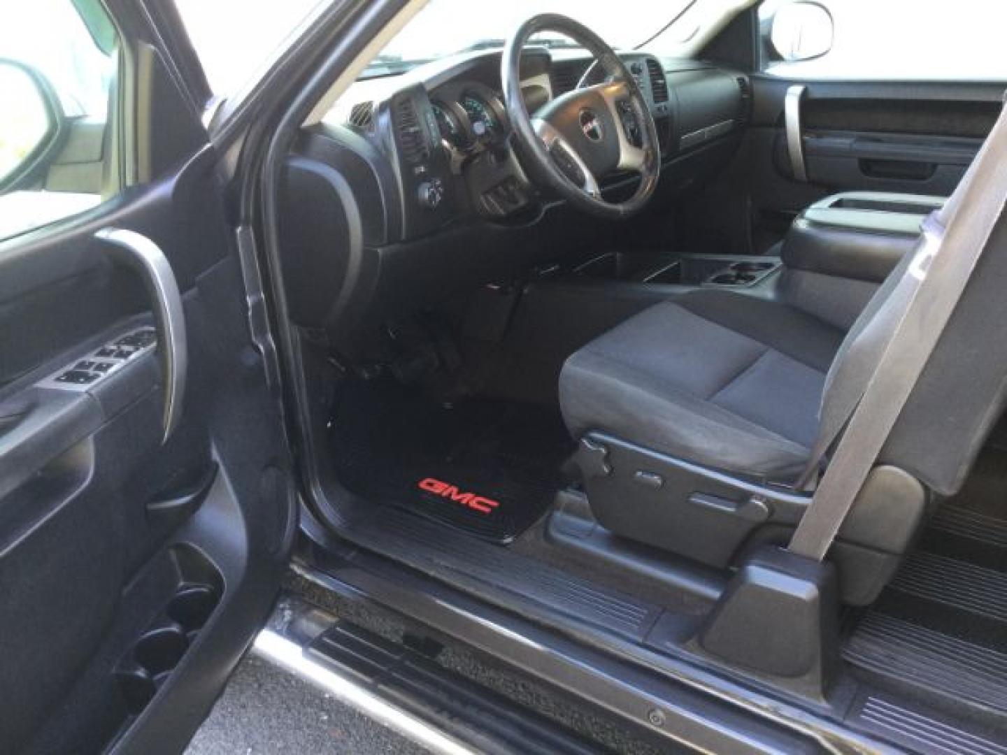 2010 Stealth Gray Metallic /Ebony GMC Sierra 1500 SLE (1GTSKVE32AZ) with an Vortec 5.3L V-8 variable valve control engine, Automatic transmission, located at 1801 Main Street, Lewiston, 83501, (208) 743-9371, 46.417065, -117.004799- Photo#4