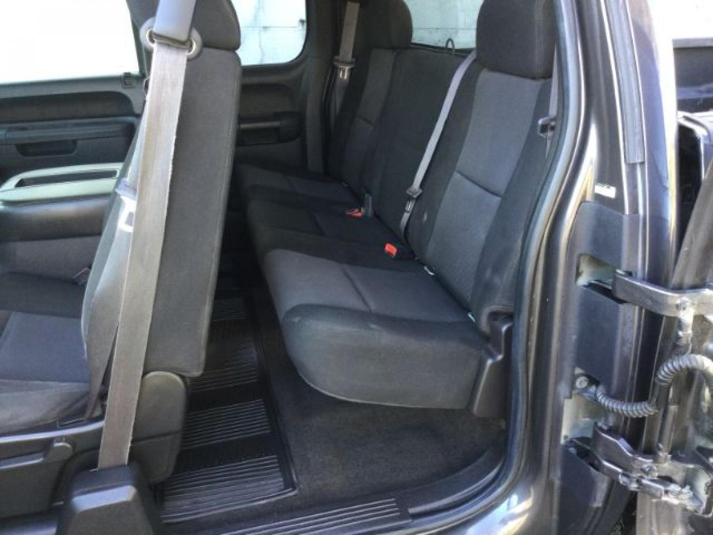 2010 Stealth Gray Metallic /Ebony GMC Sierra 1500 SLE (1GTSKVE32AZ) with an Vortec 5.3L V-8 variable valve control engine, Automatic transmission, located at 1801 Main Street, Lewiston, 83501, (208) 743-9371, 46.417065, -117.004799- Photo#5