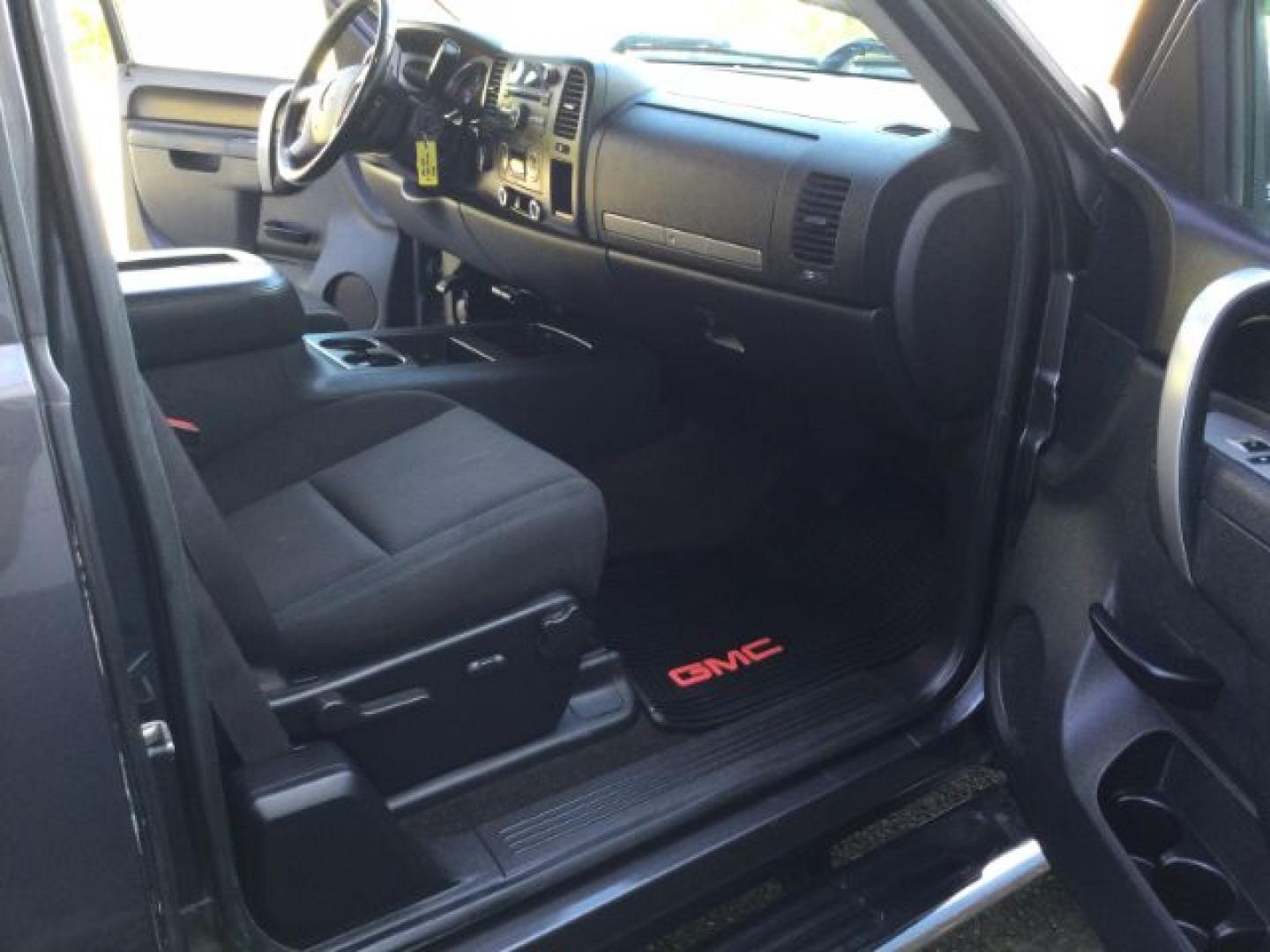 2010 Stealth Gray Metallic /Ebony GMC Sierra 1500 SLE (1GTSKVE32AZ) with an Vortec 5.3L V-8 variable valve control engine, Automatic transmission, located at 1801 Main Street, Lewiston, 83501, (208) 743-9371, 46.417065, -117.004799- Photo#6