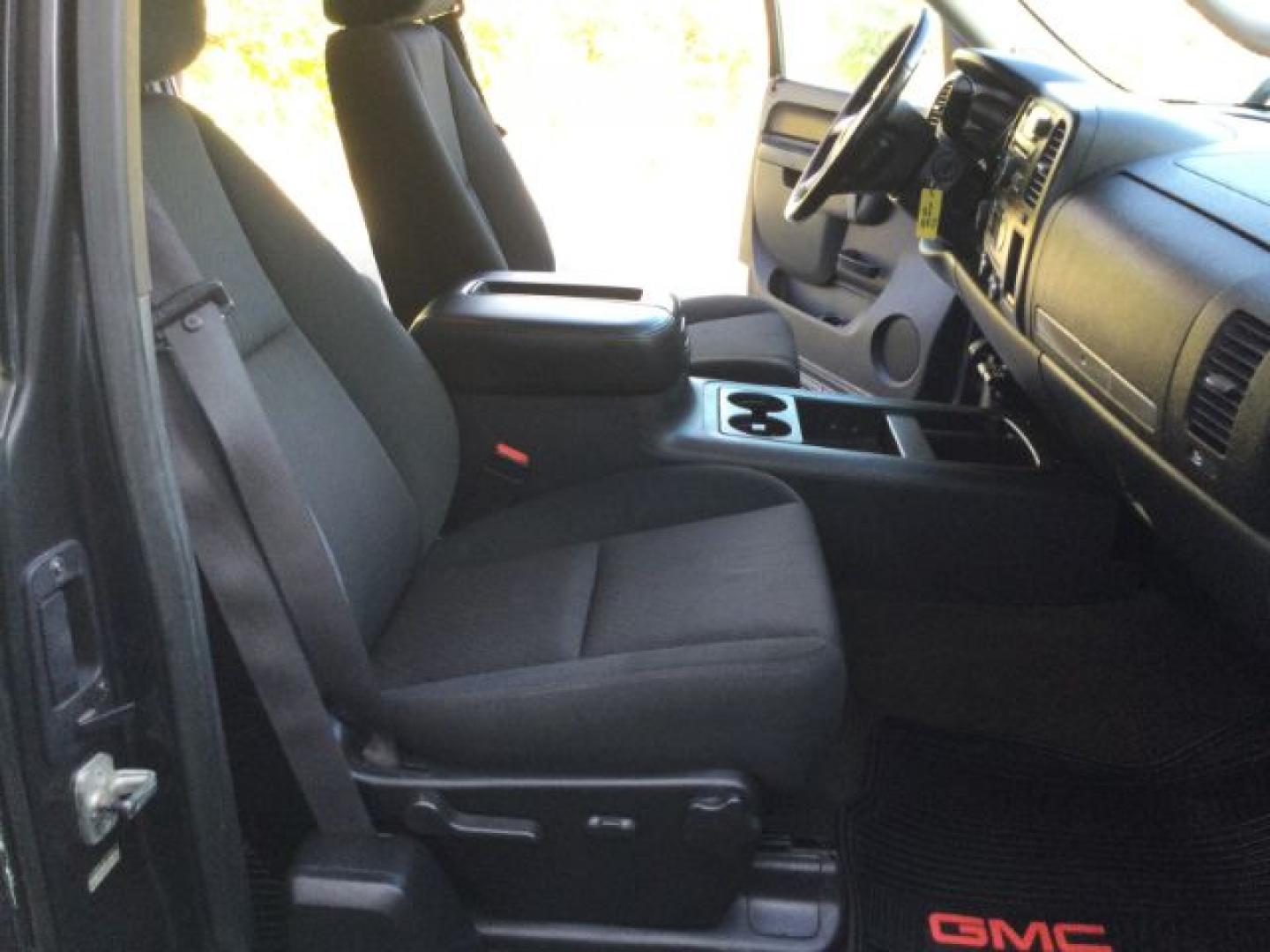 2010 Stealth Gray Metallic /Ebony GMC Sierra 1500 SLE (1GTSKVE32AZ) with an Vortec 5.3L V-8 variable valve control engine, Automatic transmission, located at 1801 Main Street, Lewiston, 83501, (208) 743-9371, 46.417065, -117.004799- Photo#7