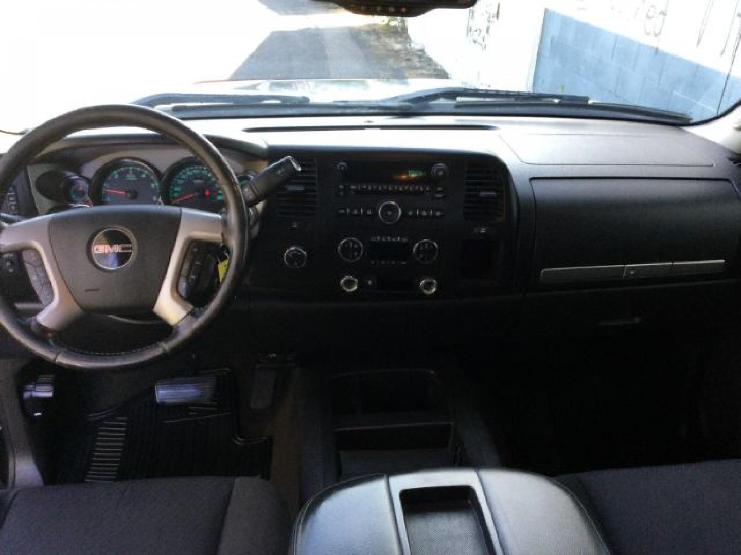 2010 Stealth Gray Metallic /Ebony GMC Sierra 1500 SLE (1GTSKVE32AZ) with an Vortec 5.3L V-8 variable valve control engine, Automatic transmission, located at 1801 Main Street, Lewiston, 83501, (208) 743-9371, 46.417065, -117.004799- Photo#9