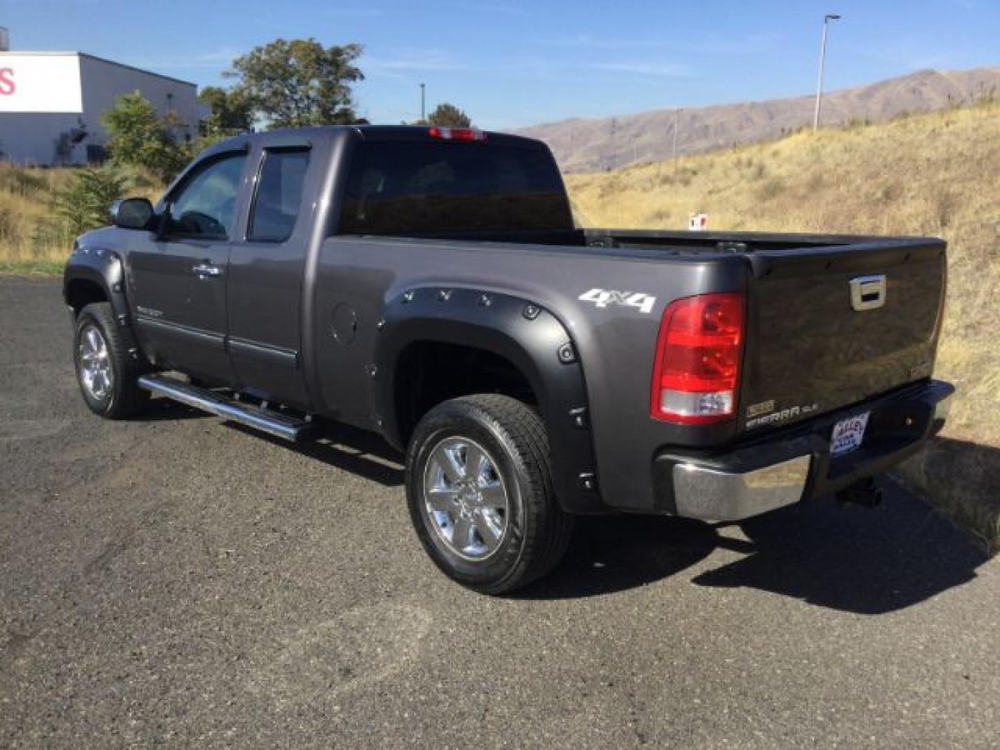 2010 Stealth Gray Metallic /Ebony GMC Sierra 1500 SLE (1GTSKVE32AZ) with an Vortec 5.3L V-8 variable valve control engine, Automatic transmission, located at 1801 Main Street, Lewiston, 83501, (208) 743-9371, 46.417065, -117.004799- Photo#10
