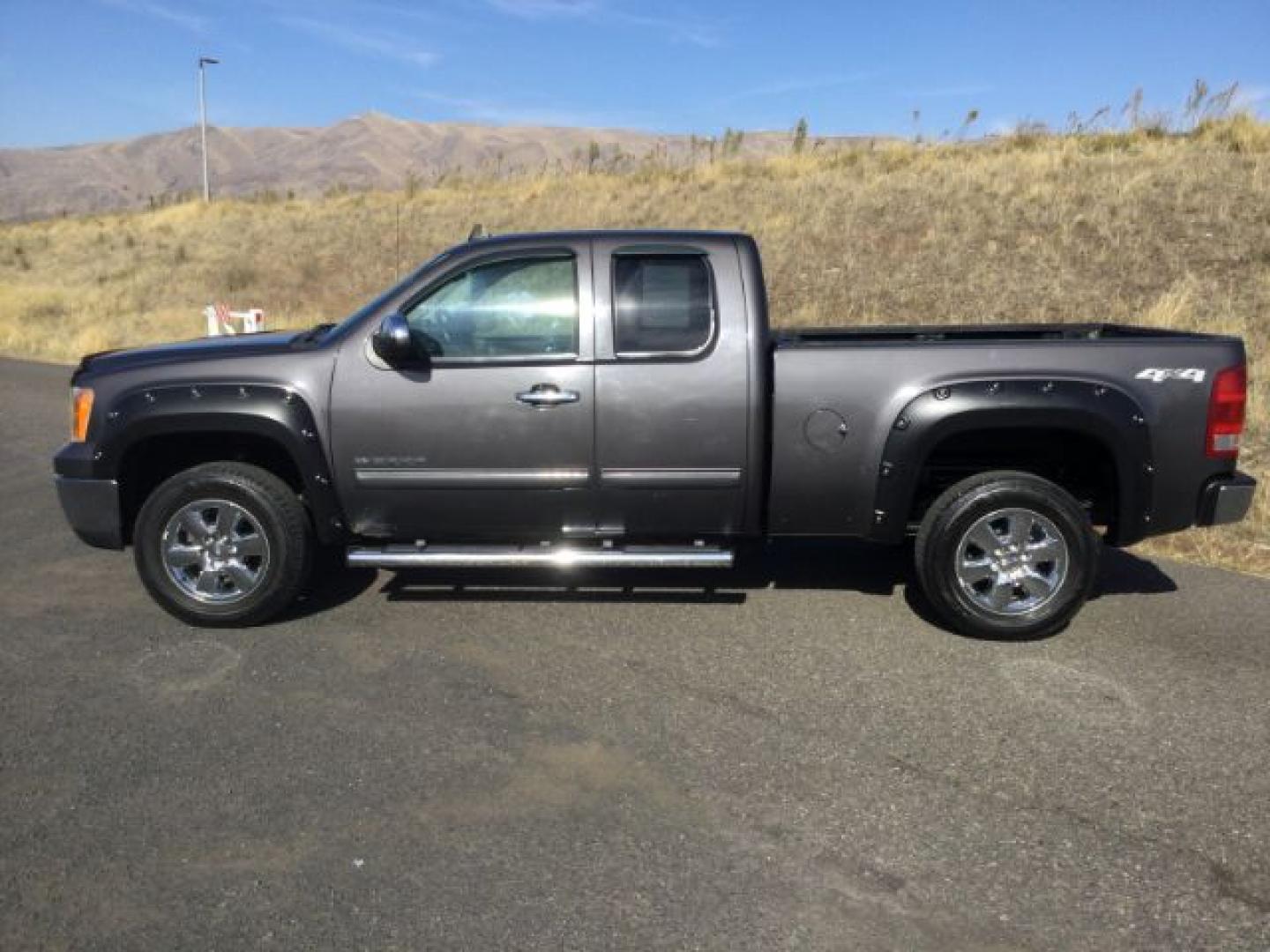 2010 Stealth Gray Metallic /Ebony GMC Sierra 1500 SLE (1GTSKVE32AZ) with an Vortec 5.3L V-8 variable valve control engine, Automatic transmission, located at 1801 Main Street, Lewiston, 83501, (208) 743-9371, 46.417065, -117.004799- Photo#11