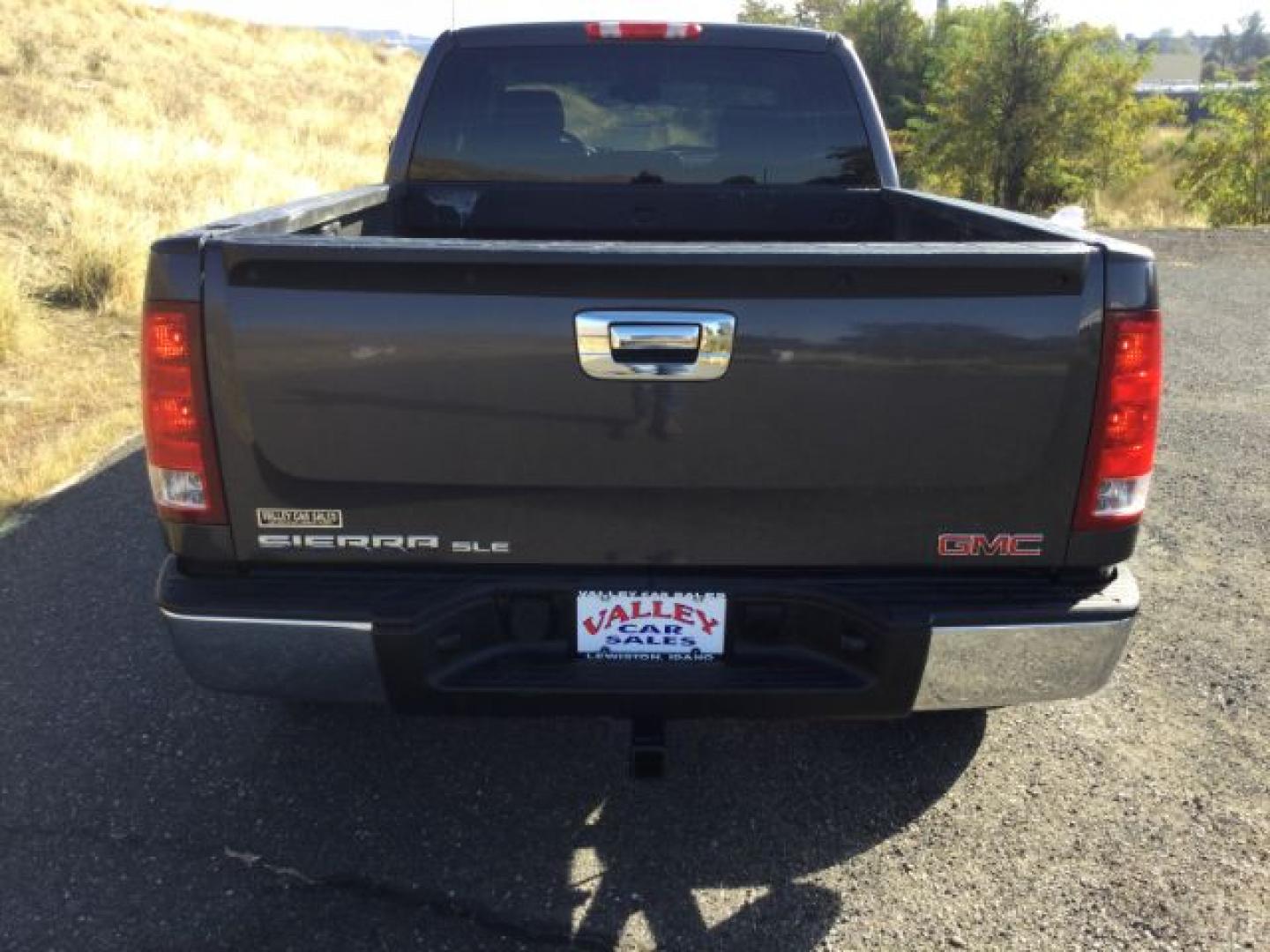 2010 Stealth Gray Metallic /Ebony GMC Sierra 1500 SLE (1GTSKVE32AZ) with an Vortec 5.3L V-8 variable valve control engine, Automatic transmission, located at 1801 Main Street, Lewiston, 83501, (208) 743-9371, 46.417065, -117.004799- Photo#12