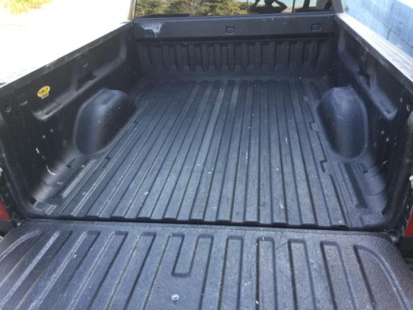 2010 Stealth Gray Metallic /Ebony GMC Sierra 1500 SLE (1GTSKVE32AZ) with an Vortec 5.3L V-8 variable valve control engine, Automatic transmission, located at 1801 Main Street, Lewiston, 83501, (208) 743-9371, 46.417065, -117.004799- Photo#20