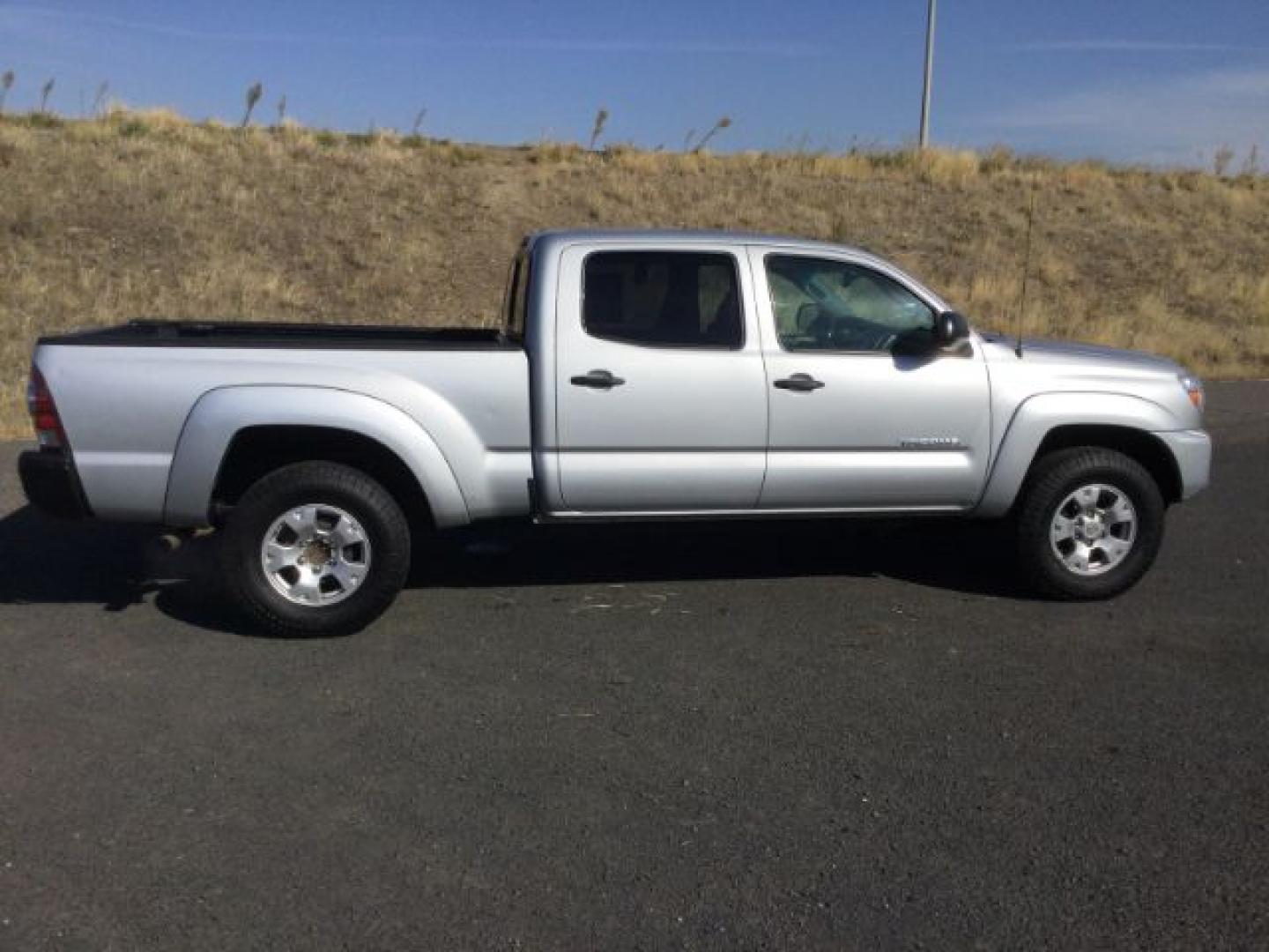 2013 Silver Streak Metallic /Graphite Toyota Tacoma SR5 V6 (3TMMU4FN3DM) with an 4L V-6 DOHC engine, Automatic transmission, located at 1801 Main Street, Lewiston, 83501, (208) 743-9371, 46.417065, -117.004799- Photo#9