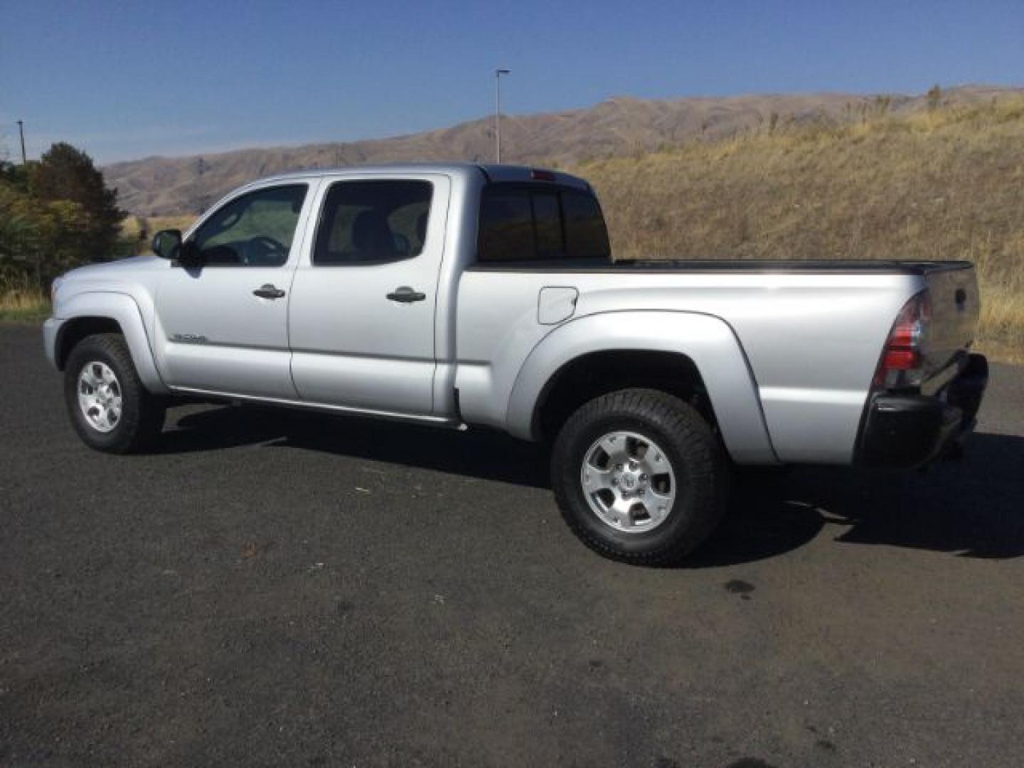 2013 Silver Streak Metallic /Graphite Toyota Tacoma SR5 V6 (3TMMU4FN3DM) with an 4L V-6 DOHC engine, Automatic transmission, located at 1801 Main Street, Lewiston, 83501, (208) 743-9371, 46.417065, -117.004799- Photo#17